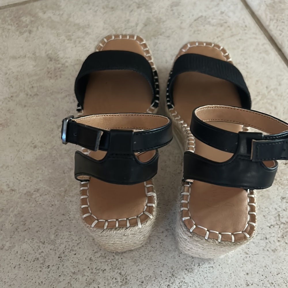 Size 9.5 wedges like new fun and flirty